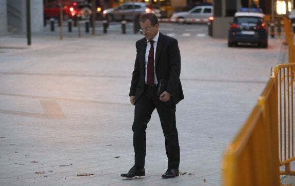 El actual presidente de Abengoa, Antonio Fornieles, ayer a su llegada a la Audiencia. :: efe
