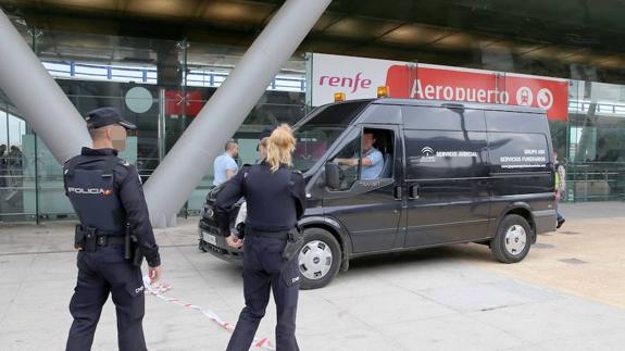 Agentes retiran el precinto policial con el que se acordonó la escena del suceso.