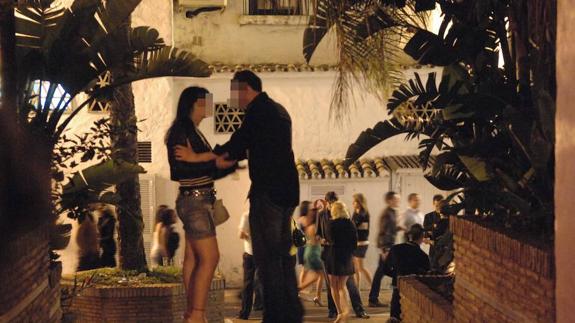 Redes organizadas utilizan a mujeres que se prostituyen en Puerto Banús para desvalijar a turistas