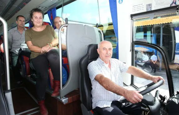 La familia Olmedo, con Guillermo al volante, en uno de sus autobuses. :: salvador salas