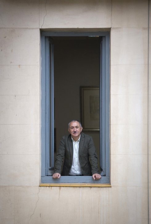 Pepe Álvarez, asomado al patio interior de la  sede de UGT.  :: alberto ferreras