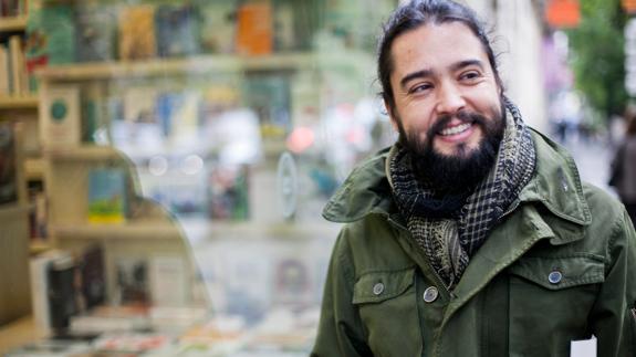 El escritor, ante el escaparate de una librería en la madrileña calle Génova.