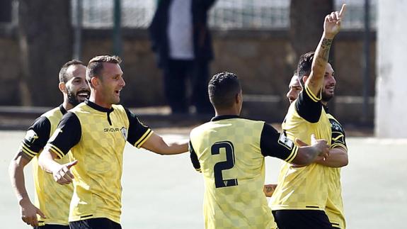 Los jugadores del Marbella celebran uno de los tantos logrados ayer.