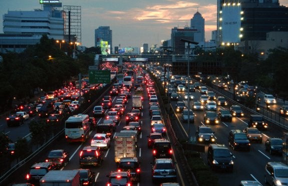 Vista del atardecer en Yakarta (arriba) y de una de las partes de la ciudad donde las ratas campan a sus anchas (derecha). :: afp
