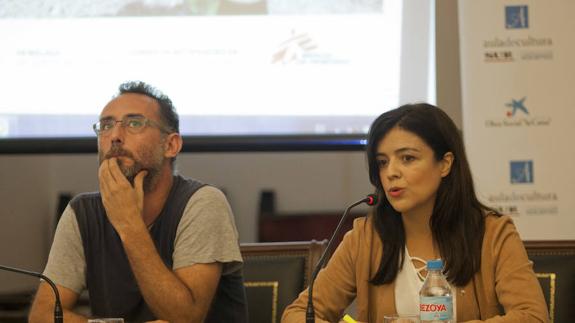 Pepe Naranjo y Carmen Escalante, ayer en el Aula de Cultura de SUR