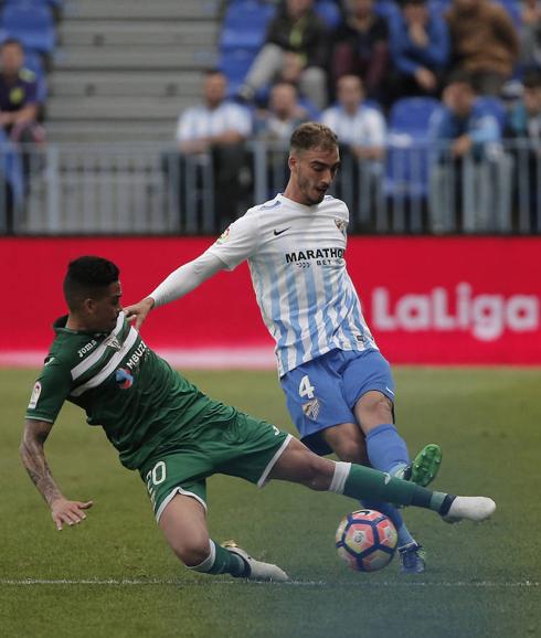 Mikel trata de sacar el balón jugado el domingo ante Luciano.