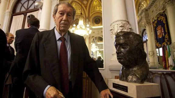 Manuel Alcántara, junto al busto que se presentó este año en el Salón de los Espejos del Ayuntamiento de Málaga. 