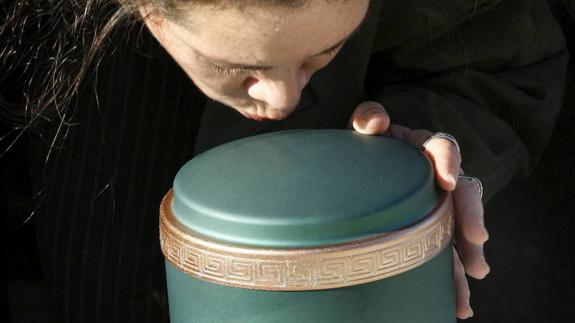 La Iglesia católica prohíbe esparcir cenizas de los difuntos o tenerlas en casa