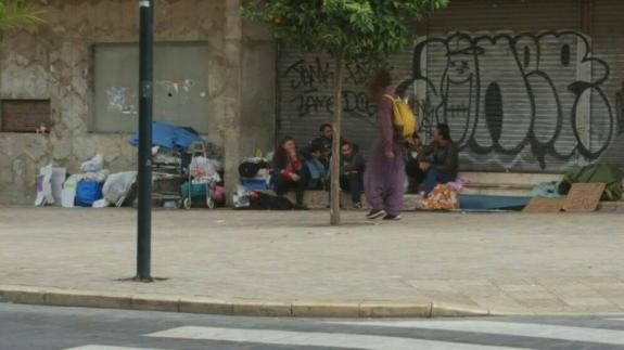 Imagen del cine Astoria, con indigentes apostados en su fachada principal.
