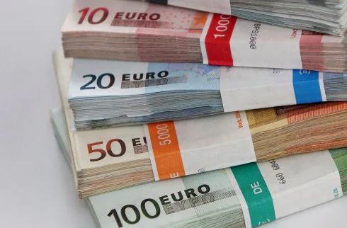Varios fajos de billetes de euros. :: afp