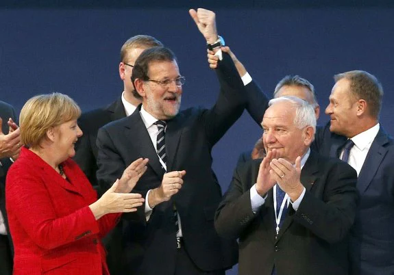 Rajoy fue arropado hace un año en Madrid por la plana mayor del PP europeo de cara al 20-D. En la imagen. Tusk levanta su brazo.
