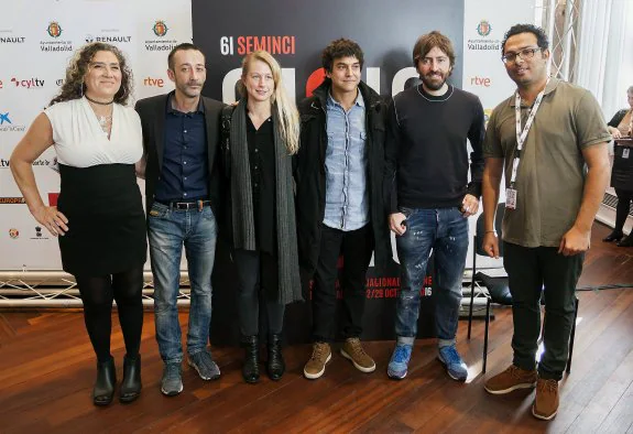 Anna Muylaert, el equipo de Frágil Equilibrio, Daniel Sánchez Arévalo y Alí Asgari, entre los premiados. :: efe
