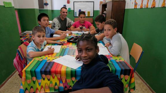 Un grupo de niños en el colegio Prácticas Número 1 durante una clase de refuerzo escolar de Málaga Acoge. 