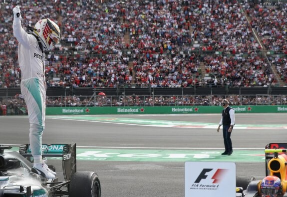 Lewis Hamilton celebra la victoria
que logró ayer en México. :: aFP