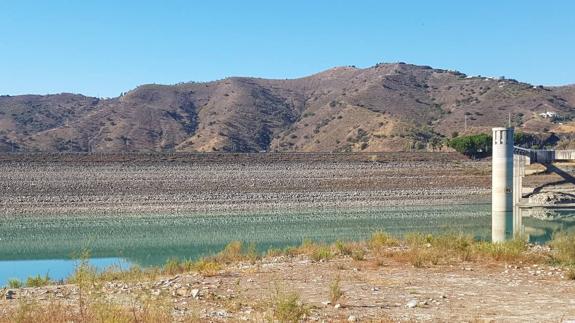 La Viñuela, que es el embalse más grande de al provin cia, almacena sólo 54 hm3. 