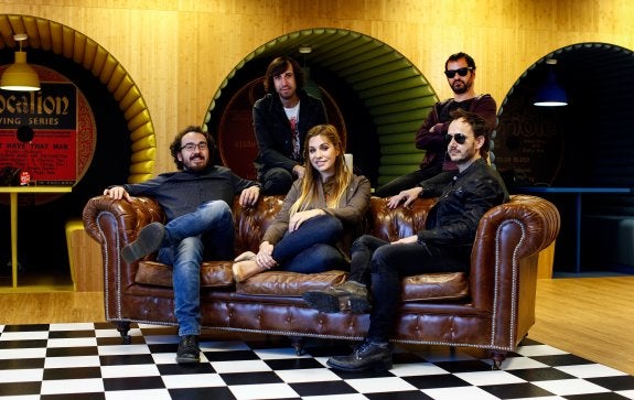 Los cinco componentes de'La Oreja de Van Gogh', ayer en la sede de su casa discográfica. :: Óscar del Pozo