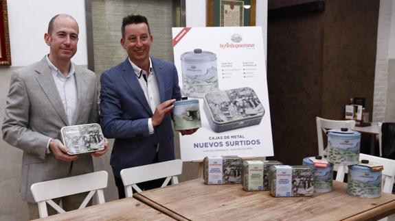 Juan Paradas y Guillermo Ramos con las nuevas latas que muestran paisajes de Antequera