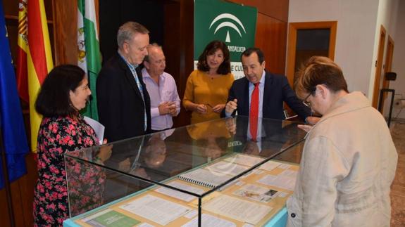 Asistentes a la inauguración de la muestra en el Archivo. 