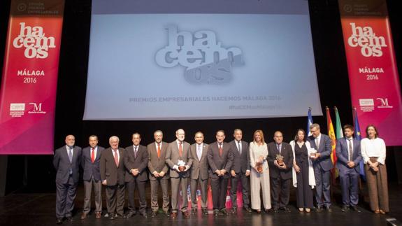 Foto de familia de los premiados por la Diputación y la CEM. 