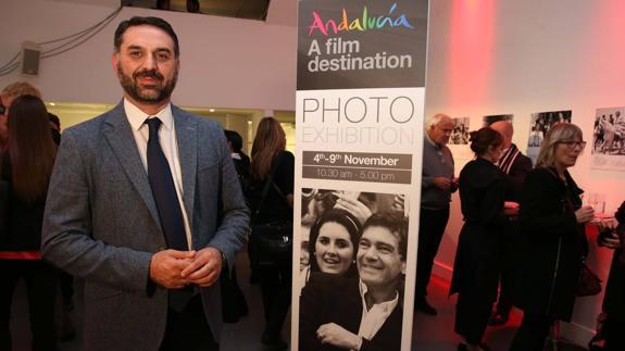 El consejero de Turismo, Javier Fernández, junto a una foto de Banderas en la White Space Gallery de Londres anoche. 