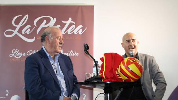 Del Bosque y el presentador del acto, Moisés Rodríguez, ayer. 