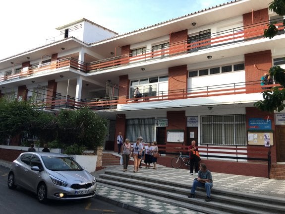 El Centro Giner de los Ríos de Nerja está en la calle Diputación. :: e. c.