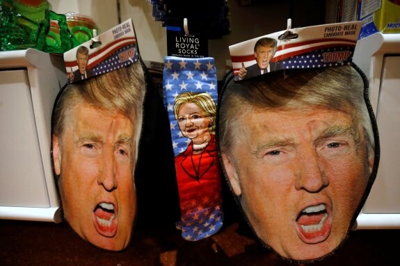 Máscaras del candidato republicano Donald Trump y calcetines de su contrincante Hillary Clinton en una tienda de Pasadena. :: REuters