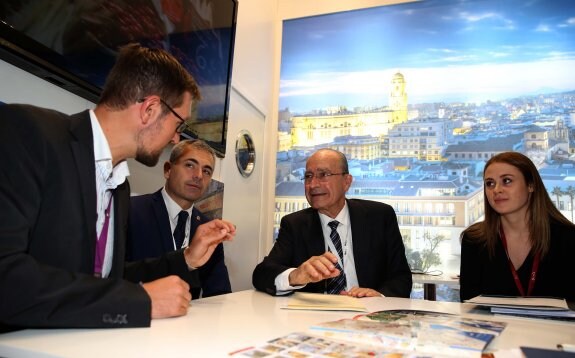 El alcalde de Málaga departe con los directivos de Monarch Airlines en el expositor de la ciudad en la WTM. 