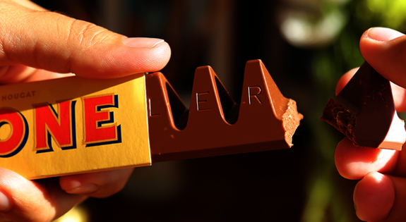 La tradicional barra de Toblerone, con su forma triangular.