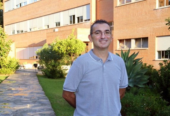 El profesor Julio Diéguez, en la Facultad de Ciencias Económicas y Empresariales.