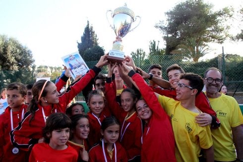 Levantando el trofeo. :: fatenis