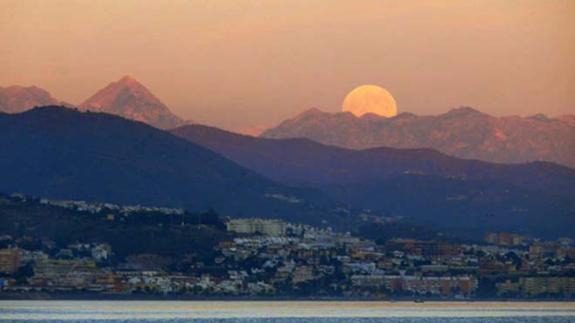 Foto de la luna desde la bahía de Málaga (10 de noviembre de 2011). 