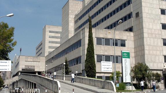 Entrada de urgencias del Hospital Materno, donde ayer se certificó el fallecimiento de la niña.