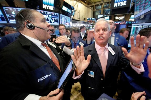 Agentes de inversión, ayer, en la sede de la Bolsa de Nueva York. :: Brendan McDermid / reuters