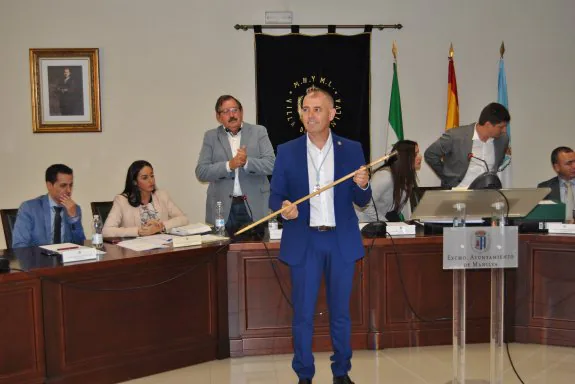 El nuevo alcalde de Manilva, Mario Jiménez, ayer con el bastón de mando tras el debate de la moción. :: L.P.
