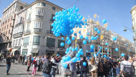 La asociación ha repartido 1.500 globos azules. 