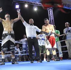 Benítez, tras ganar el cinturón nacional superwelter el pasado verano, señala al cielo en homenaje a su amigo Óscar. 