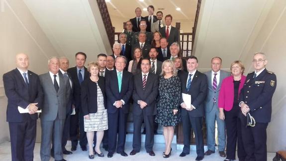 El subdelegado del Gobierno, Miguel Briones, junto al cuerpo consular.