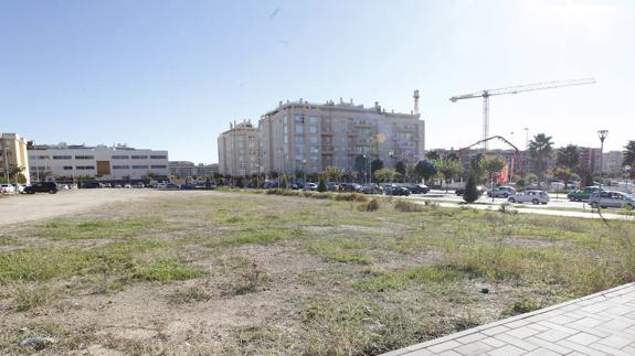 Parcela reservada para el mercado de Teatinos. 