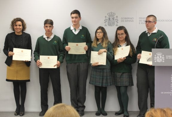 Los alumnos malagueños, ayer con la ministra Dolors Monsterrat. :: sur