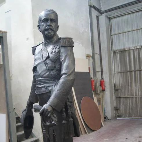 Estatua en bronce del almirante realizada por Ruiz Montes. 