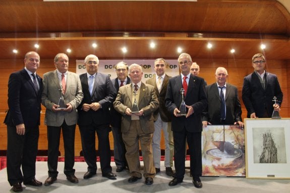 Galardonados y autoridades en la entrega de los premios Dcoop. 