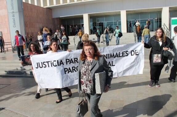 Marín fue increpada ayer por varios animalistas a su salida del juzgado. :: a. g.
