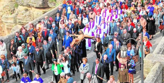 Paso del vía crucis por el Puente Nuevo.  alexis ojeda