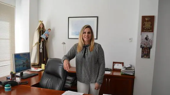Mari Carmen Navas, de 43 años, en su despacho de la cofradía del puerto de Caleta de Vélez. 