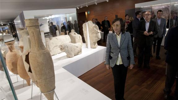 Los representantes de los medios de comunicación malagueños recorrieron ayer el interior del palacio de la Aduana junto a la consejera de Cultura Rosa Aguilar