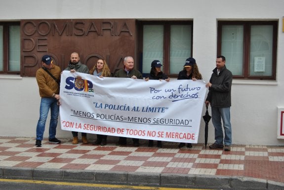 Agentes del SUP en la concentración realizada ayer en la puerta de la comisaría de Estepona. 