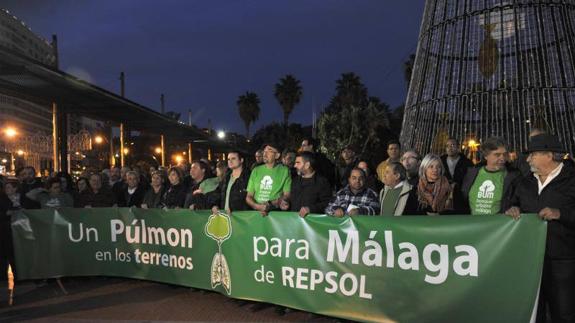 Más de doscientas personas se han concentrado en la plaza de la Marina.