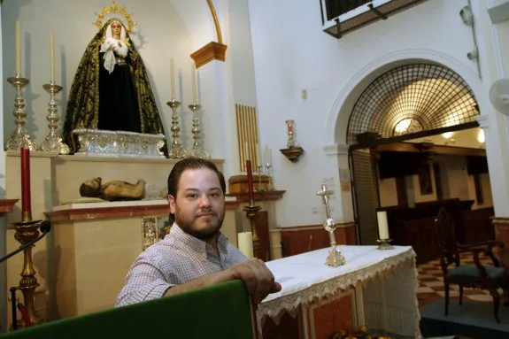 Antonio Moreno, albacea y vestidor de la Dolorosa, ante los sagrados titulares. 