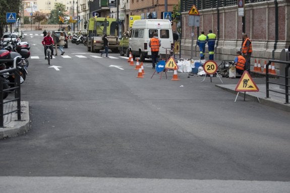 Obras de asfaltado en la plaza de Arriola. :: álvaro cabrera